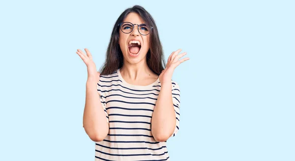 Brunette Tiener Meisje Dragen Casual Kleding Glazen Vieren Gek Gek — Stockfoto