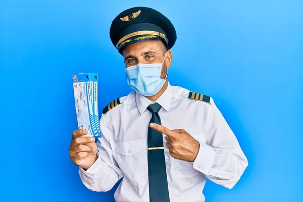 Stilig Pilot Man Med Skägg Bär Skyddsmask Innehav Boarding Pass — Stockfoto