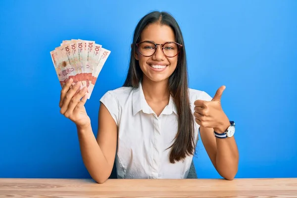 Beautiful Hispanic Woman Holding United Kingdom Pounds Banknotes Smiling Happy — стоковое фото