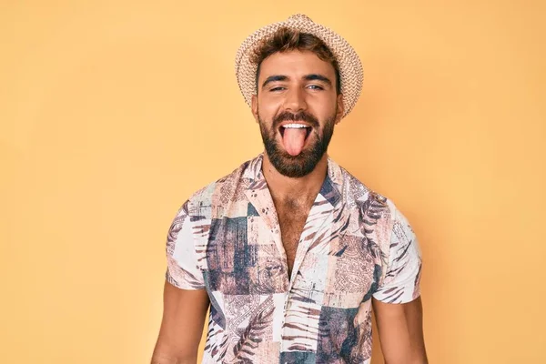 Junger Hispanischer Mann Mit Sommermütze Der Die Zunge Herausstreckt Mit — Stockfoto