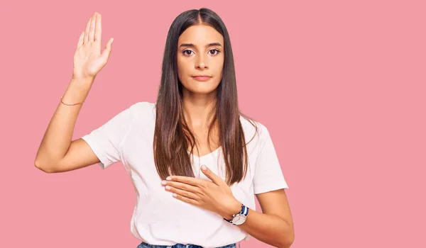 Mujer Hispana Joven Usando Camiseta Blanca Casual Jurando Con Mano — Foto de Stock