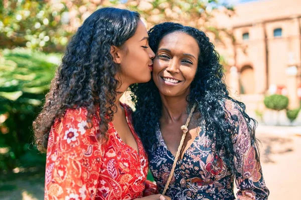 Αφροαμερικανή Μητέρα Και Κόρη Χαμογελούν Χαρούμενες Αγκαλιές Και Φιλιά Στο — Φωτογραφία Αρχείου