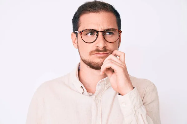 Jovem Homem Bonito Vestindo Roupas Casuais Óculos Rosto Sério Pensando — Fotografia de Stock
