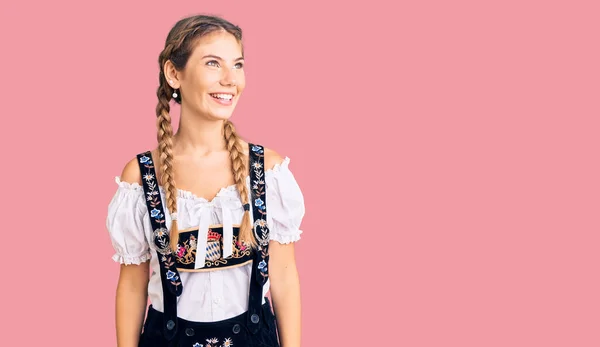 Vacker Kaukasisk Kvinna Med Blont Hår Bär Oktoberfest Traditionella Kläder — Stockfoto