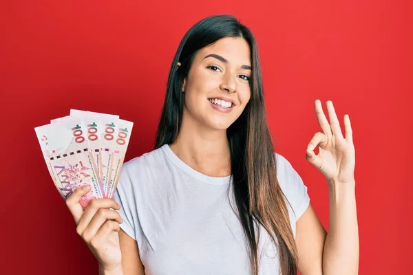 Young Brunette Woman Holding Hong Kong 100 Dollars Banknotes Doing — Stock Photo, Image