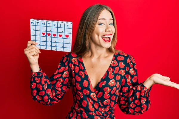 Mooie Jonge Blonde Vrouw Houden Hart Kalender Vieren Prestatie Met — Stockfoto