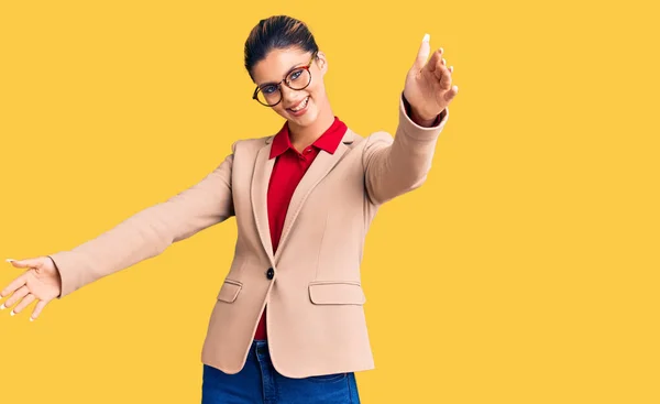 Jonge Mooie Vrouw Met Een Zakelijk Shirt Een Bril Kijkend — Stockfoto