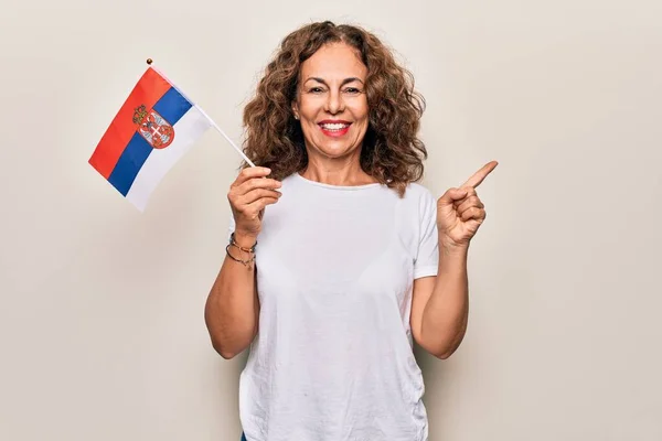 Medelåldern Vacker Patriotisk Kvinna Som Håller Serbiska Flaggan Över Isolerade — Stockfoto