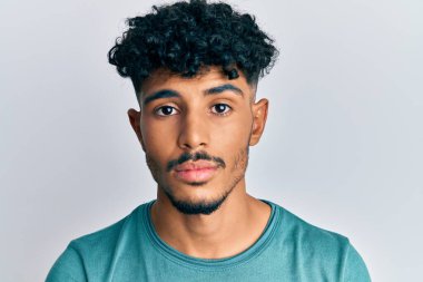 Genç Arap yakışıklı, günlük kıyafetler giyen, düşünceli, aklı başında, kendine güvenen bir adam. 