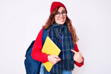 Kış eşarbı takan genç ve güzel bir kadın ve sırt çantası tutan bir öğrenci. Gülümseyen bir gülümseme. 