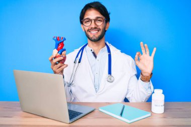 Yakışıklı, doktor üniforması giyen, kalbi tutan, parmaklarıyla imza atan, güler yüzlü, dost canlısı, mükemmel bir sembol. 