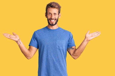 Sakallı yakışıklı, sıradan kıyafetler giyen mutlu bir gülümsemeyle zaferi kutlayan ve ellerini kaldırarak kazanan bir adam. 