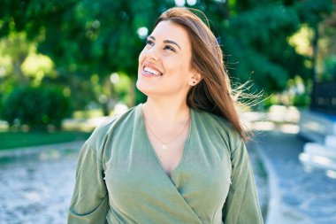 Genç İspanyol kadın gülümseyerek mutlu bir şekilde yürüyordu.