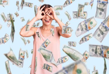 Kısa saçlı, gündelik tarzda giyinen, kolsuz tişörtlü güzel bir kadın dürbün gibi güzel hareketler yapıyor. Dürbün dili dışarı çıkarıyor, gözler parmaklarından bakıyor. çılgın ifade.