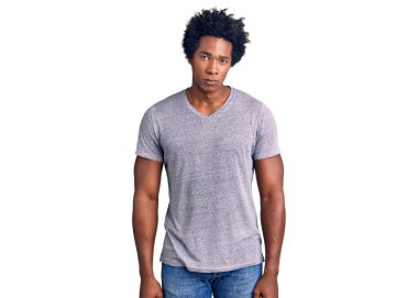 Afro saçlı, sıradan kıyafetler giyen, kuşkucu ve gergin, sorun yüzünden üzgün olan yakışıklı Afro-Amerikan bir adam. negatif kişi. 
