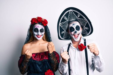 Ölü kostümün giyildiği gün beyazlar içinde kutlama yapan çift şaşkınlık ve şaşkınlık içinde kollarını kaldırarak ve gözlerini kapatarak başarıya ulaştı. 