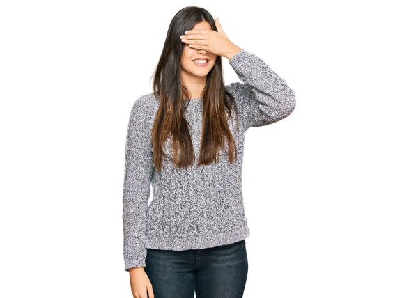 Νεαρή Μελαχρινή Γυναίκα Φοράει Casual Χειμωνιάτικο Πουλόβερ Χαμογελώντας Και Γελώντας — Φωτογραφία Αρχείου