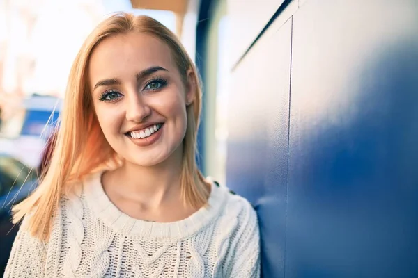 Junges Blondes Mädchen Lächelt Glücklich Die Wand Gelehnt Der Stadt — Stockfoto