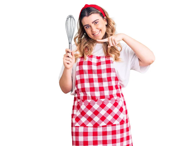 Joven Mujer Caucásica Usando Delantal Sosteniendo Batidor Sonriendo Feliz Señalando — Foto de Stock