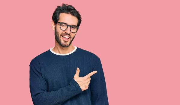 Ung Latinamerikan Man Bär Casual Kläder Och Glasögon Glada Med — Stockfoto