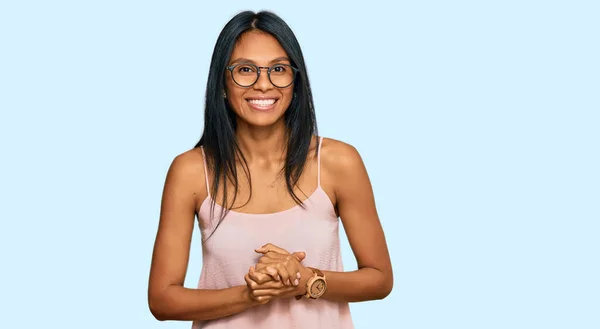 Jonge Afro Amerikaanse Vrouw Draagt Casual Kleren Glazen Met Handen — Stockfoto