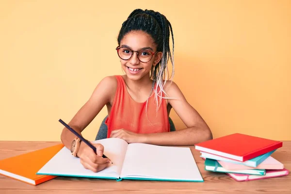 Ung Afrikansk Amerikansk Flicka Barn Med Flätor Studerar För Skolan — Stockfoto