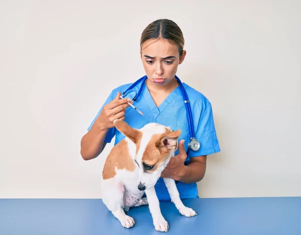 Joven Hermosa Rubia Veterinaria Mujer Poniendo Vacuna Perro Cachorro Deprimido — Foto de Stock