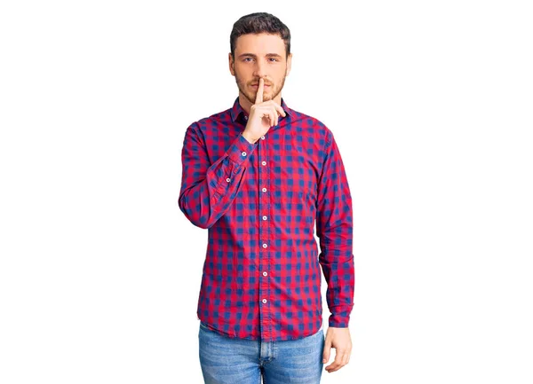 Bello Giovanotto Con Orso Che Indossa Una Camicia Casual Chiedendo — Foto Stock