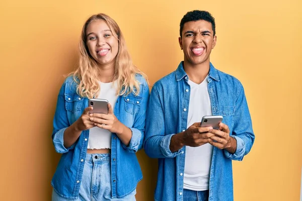 Joven Pareja Interracial Usando Teléfono Inteligente Sacando Lengua Feliz Con — Foto de Stock