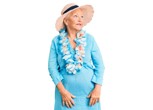 Mavi Gözlü Gri Saçlı Yaz Şapkası Takan Hawaii Lei Yüzünde — Stok fotoğraf