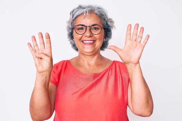 Sénior Hispânico Grisalho Mulher Cabelos Brancos Vestindo Roupas Casuais Óculos — Fotografia de Stock