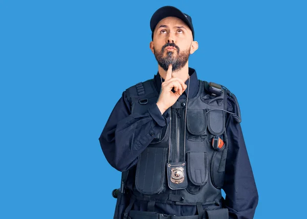 Jonge Knappe Man Draagt Politie Uniform Denken Geconcentreerd Twijfel Met — Stockfoto