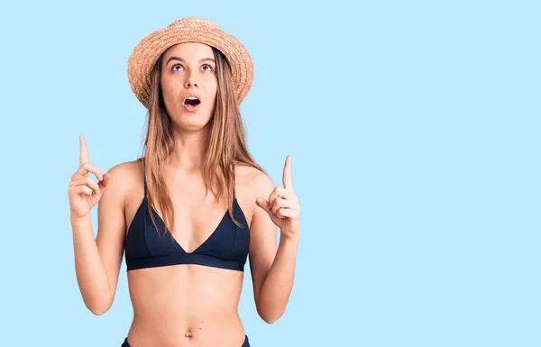 Joven Hermosa Chica Con Bikini Sombrero Asombrado Sorprendido Mirando Hacia — Foto de Stock