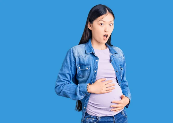 Jovem Mulher Chinesa Bonita Grávida Esperando Bebê Com Medo Chocado — Fotografia de Stock