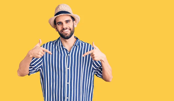 Joven Hombre Guapo Con Barba Con Sombrero Verano Camisa Rayas —  Fotos de Stock