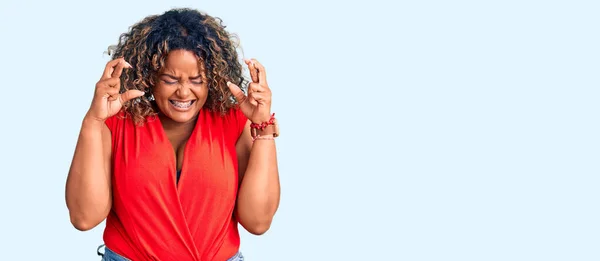 Joven Afroamericana Mujer Talla Grande Con Estilo Casual Con Camisa —  Fotos de Stock