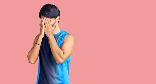 泣きながら両手で顔を覆う悲しい表情でスポーツウェアを着たハンサムなヒスパニック系の男 うつ病の概念 — ストック写真