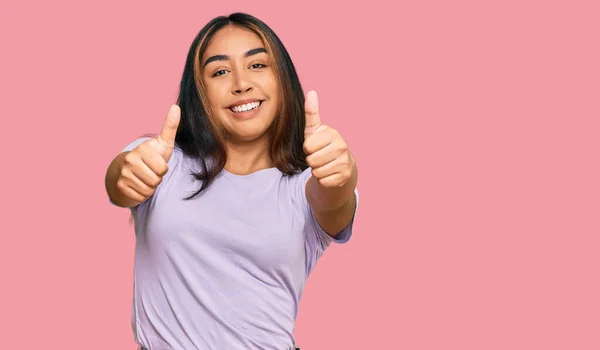 Ung Latinamerikansk Kvinna Klädd Avslappnade Kläder Godkänner Gör Positiv Gest — Stockfoto