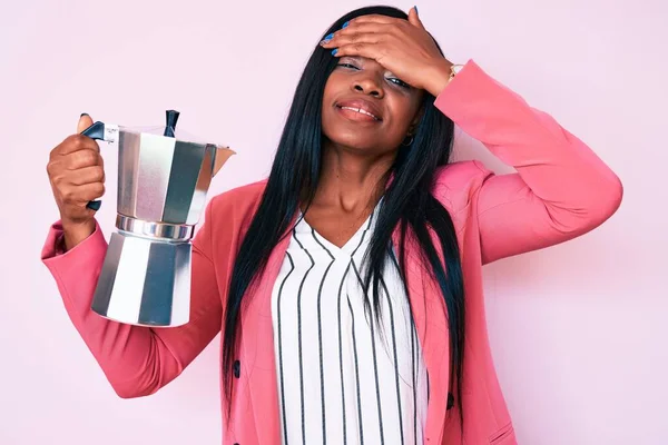 Talyan Kahve Makinesini Tutan Afro Amerikalı Genç Bir Kadın Kafası — Stok fotoğraf