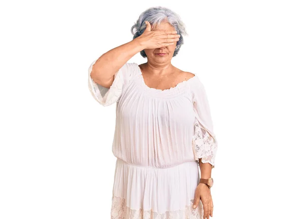 Ηλικιωμένη Γυναίκα Γκρίζα Μαλλιά Που Φοράει Μποέμικο Στυλ Καλύπτοντας Μάτια — Φωτογραφία Αρχείου