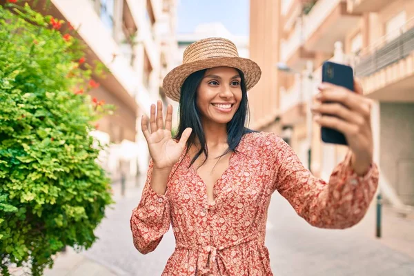 Joven Mujer Turista Afroamericana Vacaciones Haciendo Videollamadas Con Smartphone Ciudad — Foto de Stock