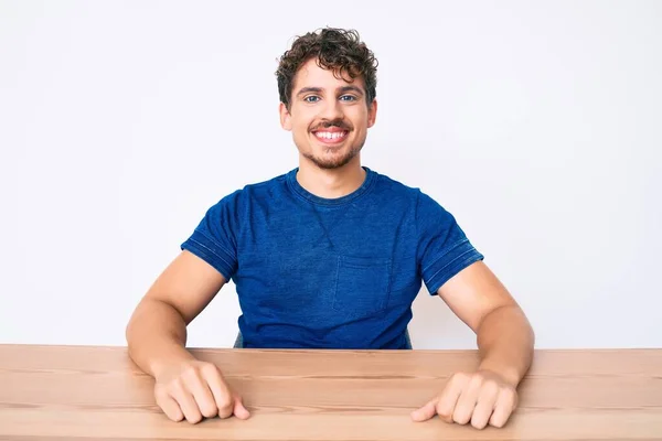 Ung Kaukasier Man Med Lockigt Hår Bär Casual Kläder Sitter — Stockfoto