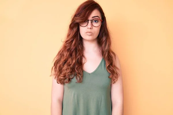 Молодая Красивая Женщина Повседневной Одежде Очках Серьезным Выражением Лица Простой — стоковое фото