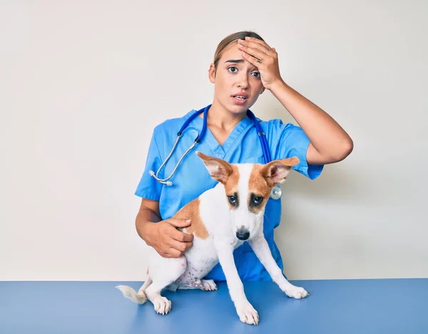 Молодая Красивая Блондинка Ветеринар Женщина Проверки Здоровья Собаки Стресс Разочарование — стоковое фото