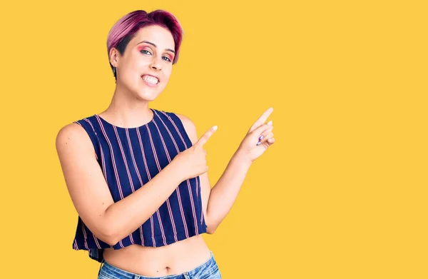 Joven Hermosa Mujer Con Pelo Rosa Con Ropa Casual Sonriendo —  Fotos de Stock