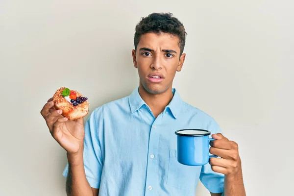 Junger Gutaussehender Afrikanisch Amerikanischer Mann Der Kaffee Trinkt Und Gebäck — Stockfoto