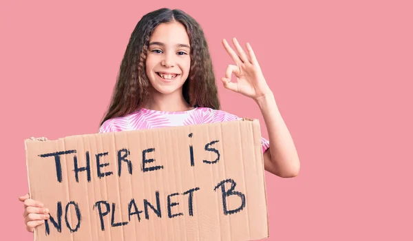かわいいヒスパニック系の子供の女の子がない惑星Bのバナー指でOkのサインを行うと 優れたシンボルジェスチャー優しい笑顔 — ストック写真