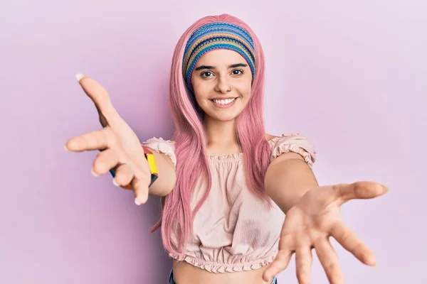 Menina Hispânica Jovem Com Cabelo Rosa Olhando Para Câmera Sorrindo — Fotografia de Stock
