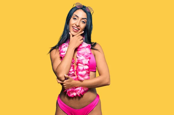 Schöne Hispanische Frau Mit Bikini Und Hawaiianischem Lei Die Selbstbewusst — Stockfoto
