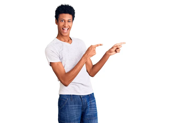 Joven Hombre Afroamericano Vistiendo Camiseta Blanca Casual Sonriendo Mirando Cámara — Foto de Stock